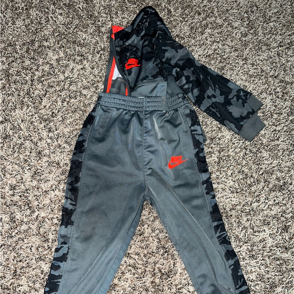 Boys Nike Jogging Suit